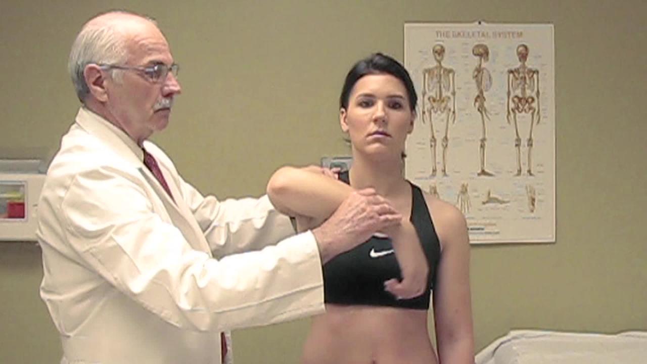 paciente valiando os ombros em consultório com especialista